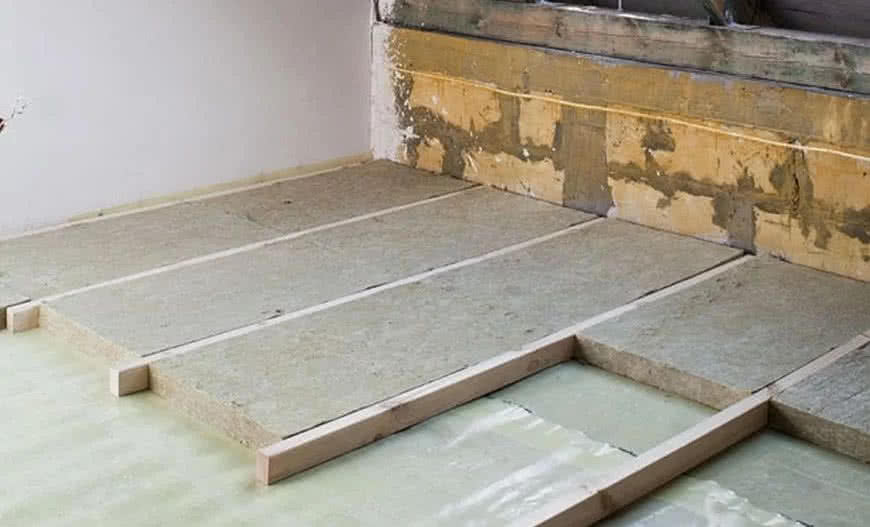 Ułożenie wełny mineralnej na stropie, która ma zwiększyć izolacyjność termiczną i akustyczną. fot. portal budujemydom.pl Ułożenie wełny mineralnej na stropie, która ma zwiększyć izolacyjność termiczną i akustyczną. fot. portal budujemydom.pl