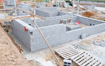 Jak prawidłowo zalać bloczki komorowe? Beton C20/25 i ochrona przed wykwitami