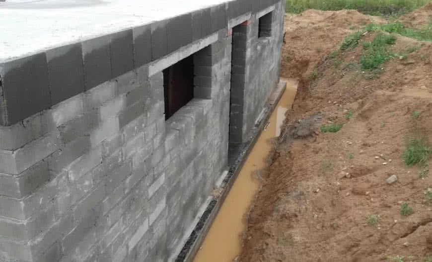 Woda w wykopie fundamentowym budynku bez drenażu opaskowego. fot. forum.budujemydom.pl Woda w wykopie fundamentowym budynku bez drenażu opaskowego. fot. forum.budujemydom.pl