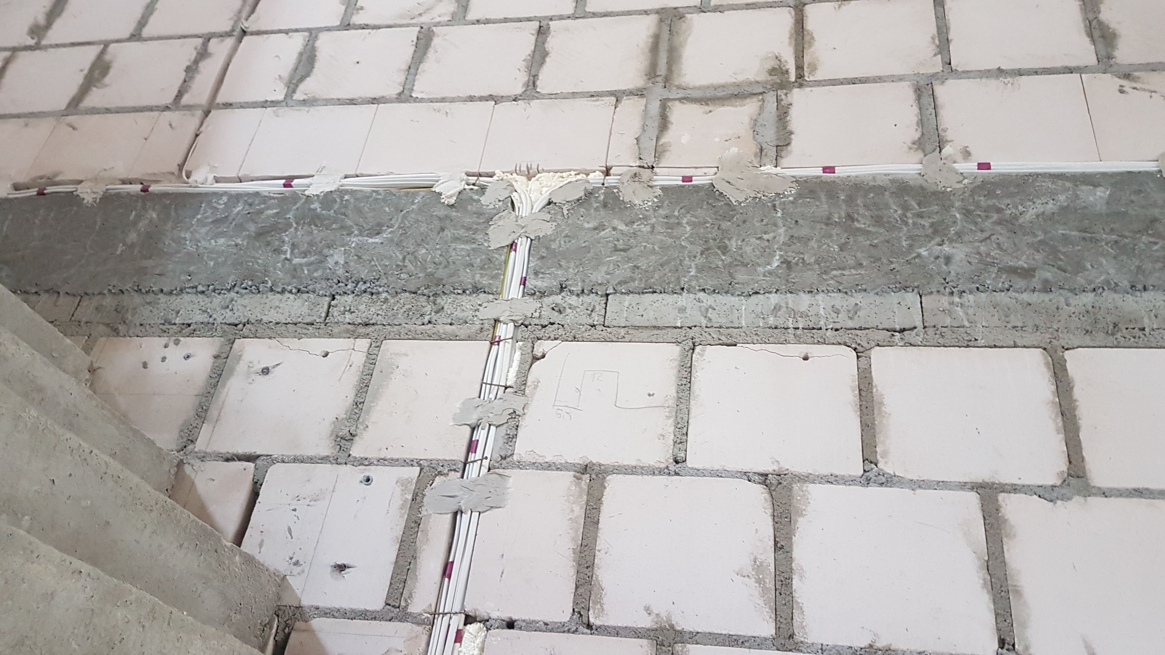 Wiązki przewodów elektrycznych prowadzone w bruzdach w ścianie z silikatów. fot. ASA PHU Instalacje Elektryczne Maciej Stachowski Wiązki przewodów elektrycznych prowadzone w bruzdach w ścianie z silikatów. fot. ASA PHU Instalacje Elektryczne Maciej Stachowski